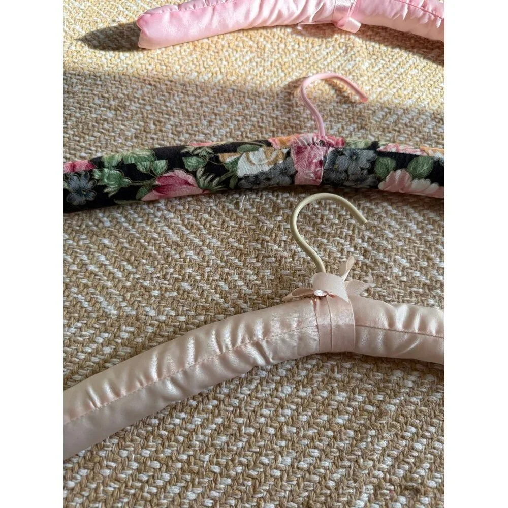Set a four vintage cloth hangers